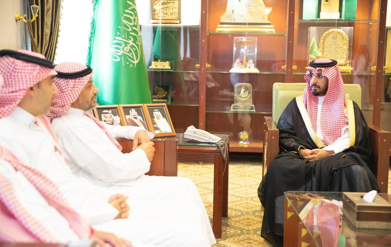 Prince Fahd bin Mohammad Meets with the General Director of Operation and Maintenance at the Royal Commission in Riyadh
