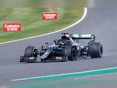 Lewis Hamilton gana con una rueda reventada en Gran Bretaña