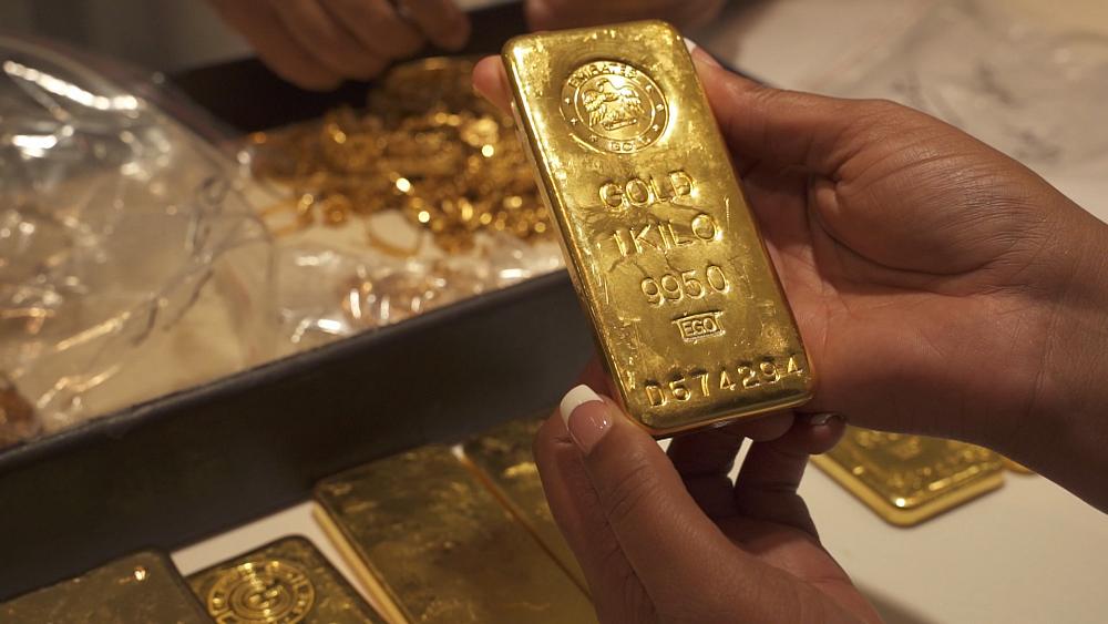 8 г золота. Золото в Дубае. Дубай золота бизнес. Лента арабское золото. Достать слиток золота из стеклянного Куба в Дубае.