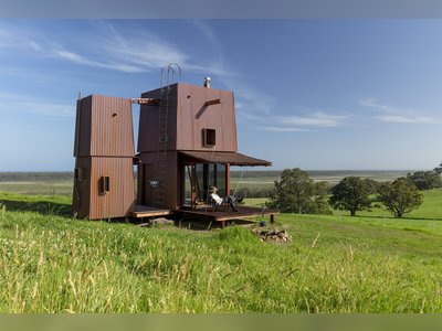 Two Copper Towers Form a Tiny Retreat in Australia
