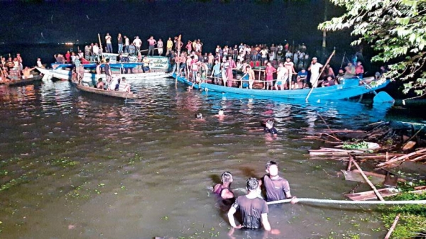 At least 19 people dead as boat sinks in Bangladesh river
