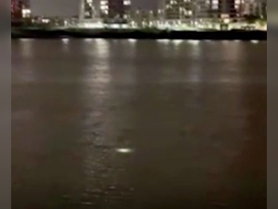 Strange 'UFO' light beams flash out of River Thames leaving residents baffled