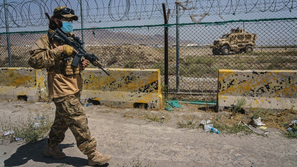Afghanistan: UK urges co-operation on safe passage for eligible Afghans