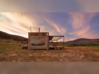 An Off-the-Grid Prefab in Australia Uses Salvaged Iron as Camo