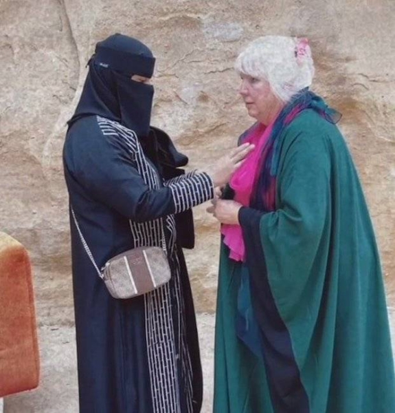 Young Saudi tourist guide’s gracious act makes foreign tourist cry out in joy