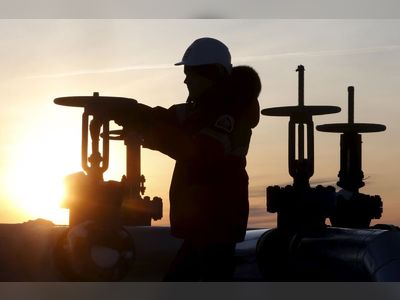 Oil Dips After Swing on U.K. Omicron Death, Saudi Demand Reassurance