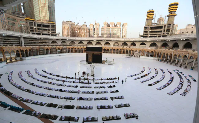 Social Distancing Measures Reimposed At Mecca's Grand Mosque