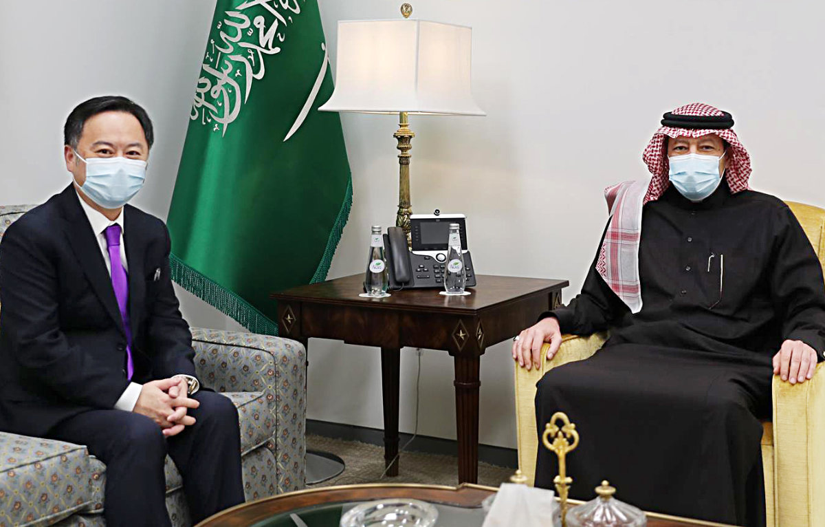 Saudi deputy foreign minister holds talks with envoys
