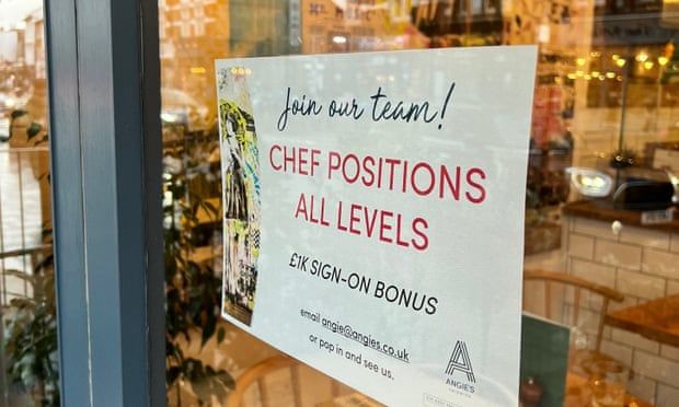 UK Staff shortages: small restaurants forced to offer £1,000 sign-on bonuses