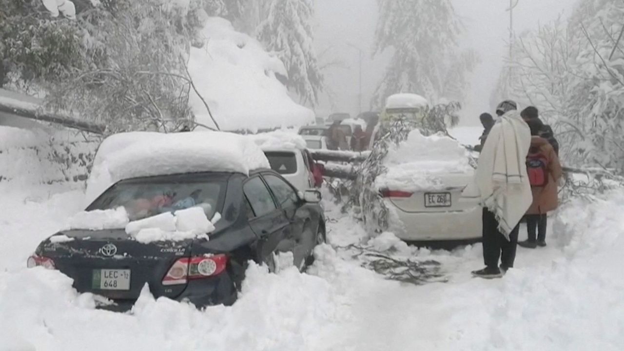 Pakistan: Many dead as heavy snow traps drivers in their vehicles