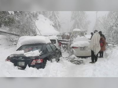 Pakistan: Many dead as heavy snow traps drivers in their vehicles