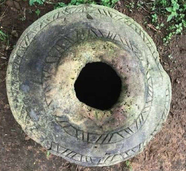 'Mysterious' giant stone jars found in India