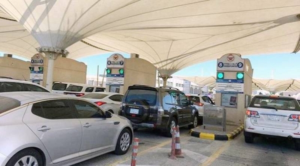 Employees at King Fahd Causeway's Passports facilitate travelers in Ramadan