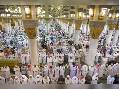 In an air of spirituality, worshipers throng Two Holy Mosques to perform prayers on first night of Ramadan
