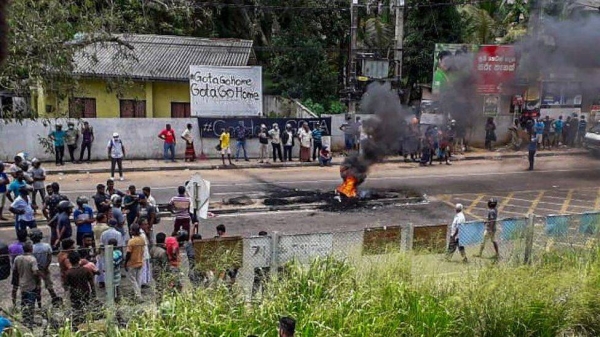 One killed after Sri Lankan police fire live bullets at protesters