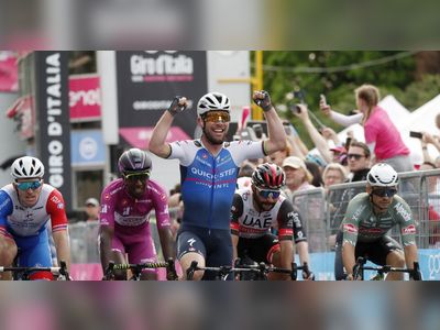 Cavendish sprints to stage three victory on Giro d'Italia return