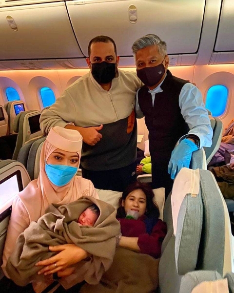 Saudi doctor helps in delivering a baby on plane