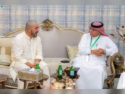 Saudi minister receives British Hajj pilgrim who walked to Makkah