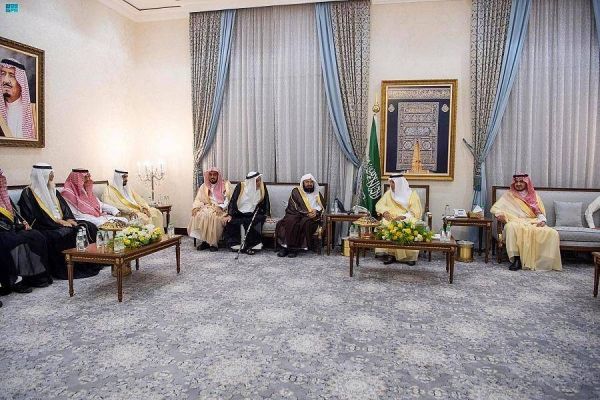 Makkah emir hands over Kiswa to senior keeper of Kaaba