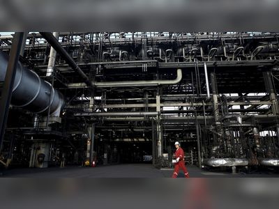 PDVSA pauses oil-for-debt shipments to Europe, wants product swaps