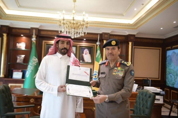 Civil Defense chief honors citizen Al-Baqmi for rescuing two families from torrent