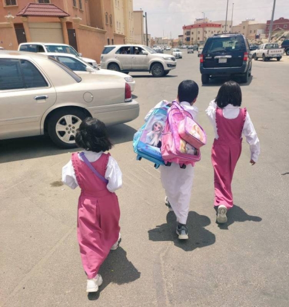 Photo of 9-yr-old Saudi boy with 3 school bags on his back an instant hit on social media