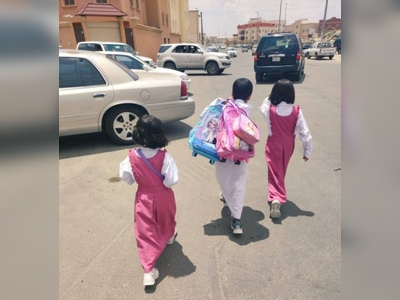 Photo of 9-yr-old Saudi boy with 3 school bags on his back an instant hit on social media