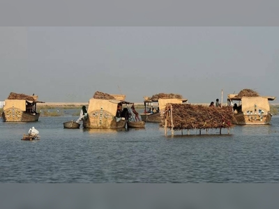 Pakistan floods: Officials struggle to stop biggest lake overflowing