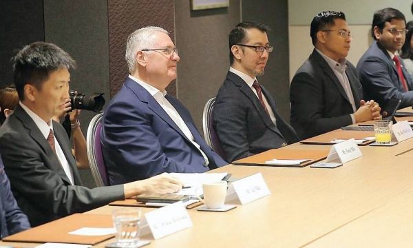 Al-Swaha, Singapore leaders discuss scopes to promote growth of digital economy and innovation