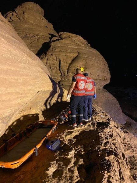 Red Crescent teams rescue young man after falling from mountaintop