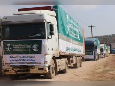 20 Saudi relief trucks cross to the Syrian border to help earthquake victims