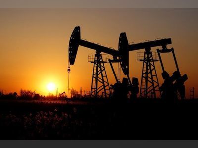 Oil prices fall 1% as US crude, fuel inventories swell
