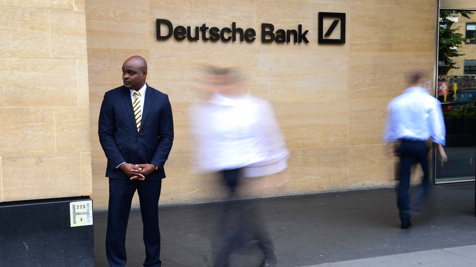 Deutsche Bank heads new rout for banking stocks on financial markets