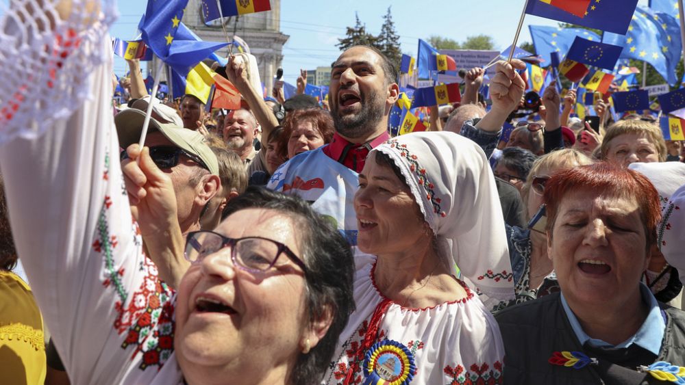 Tens of thousands rally in Moldova to demand EU membership