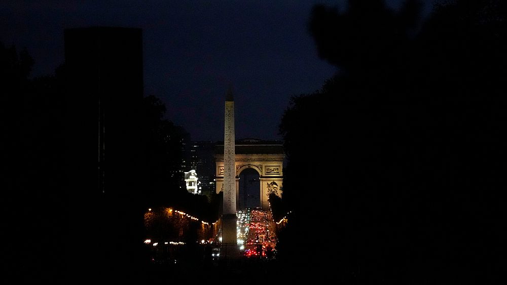 Man shot dead on Champs-Élysées in Paris – police investigating