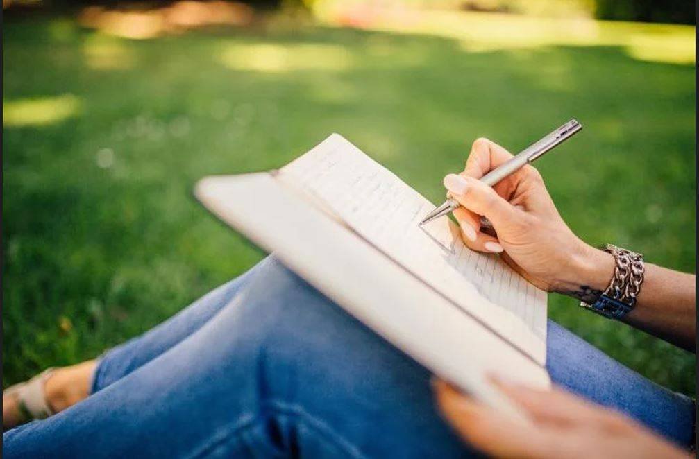 लेखन चिकित्सा कैंसर से जुड़े मनोवैज्ञानिक आघात को कम करती है